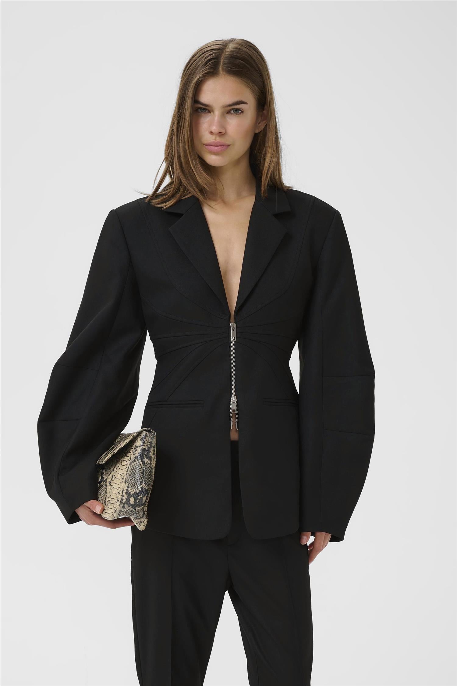 Gztitta Blazer i sort stylet antrekk, blazer fra Gestuz hos Image Mandal