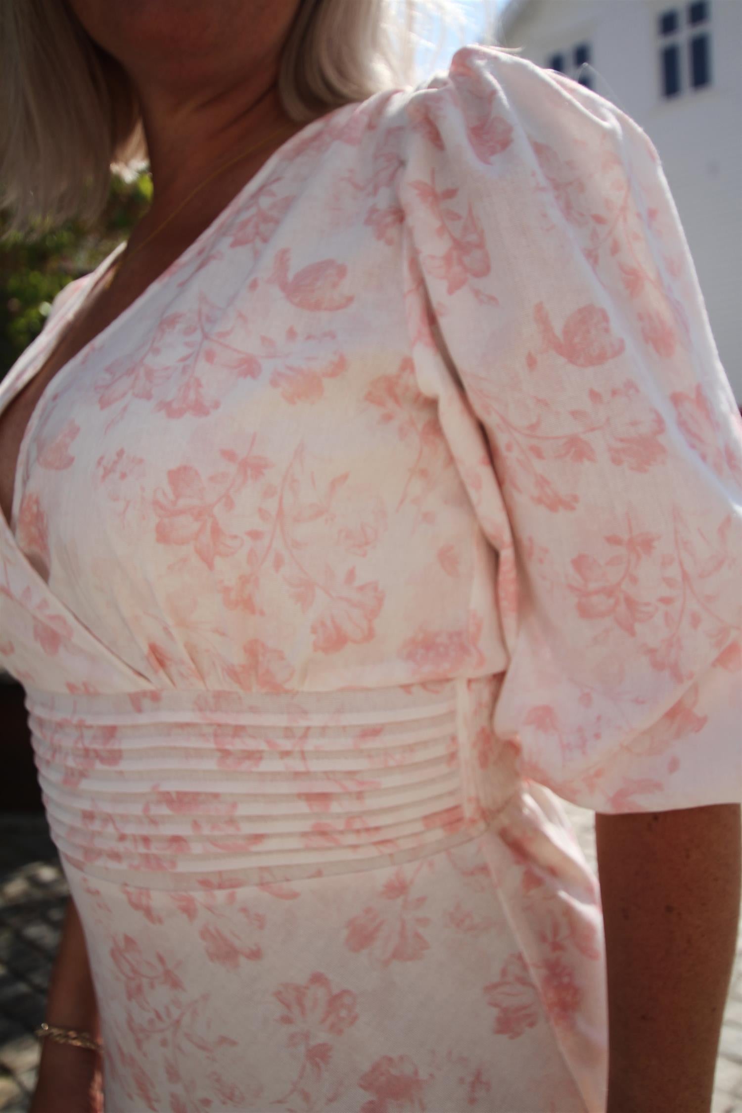 Lin Long Dress alternativt utsnitt, kjole fra A-view hos Image Mandal