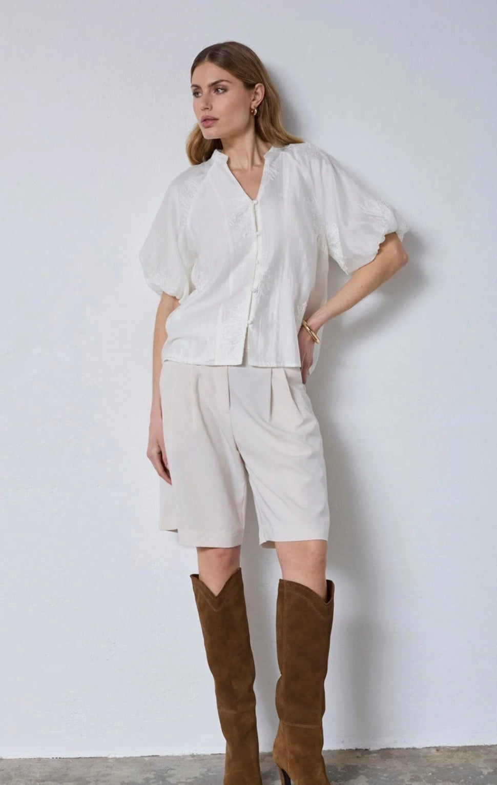 Neacc Ss V-Shirt i hvit bakfra, bluse fra Co'couture hos Image Mandal