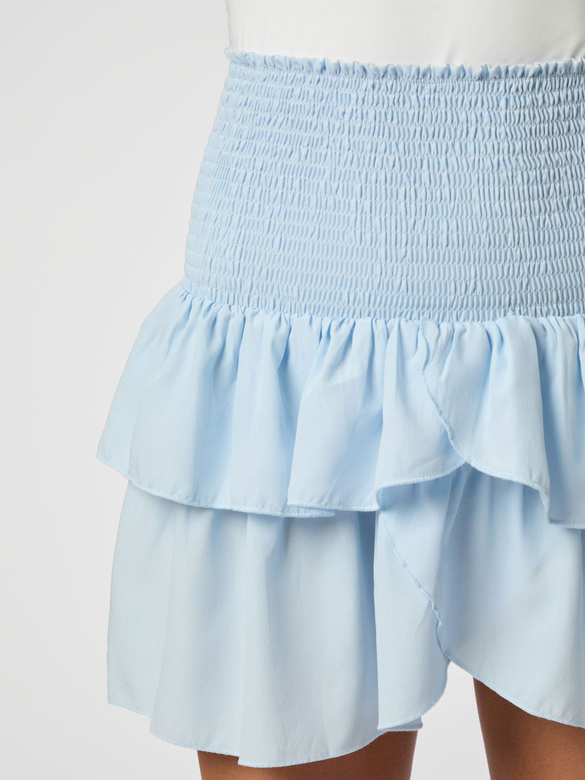 Carin R Skirt i lyseblå nærbilde av detaljer, skjørt fra Neo Noir hos Image Mandal