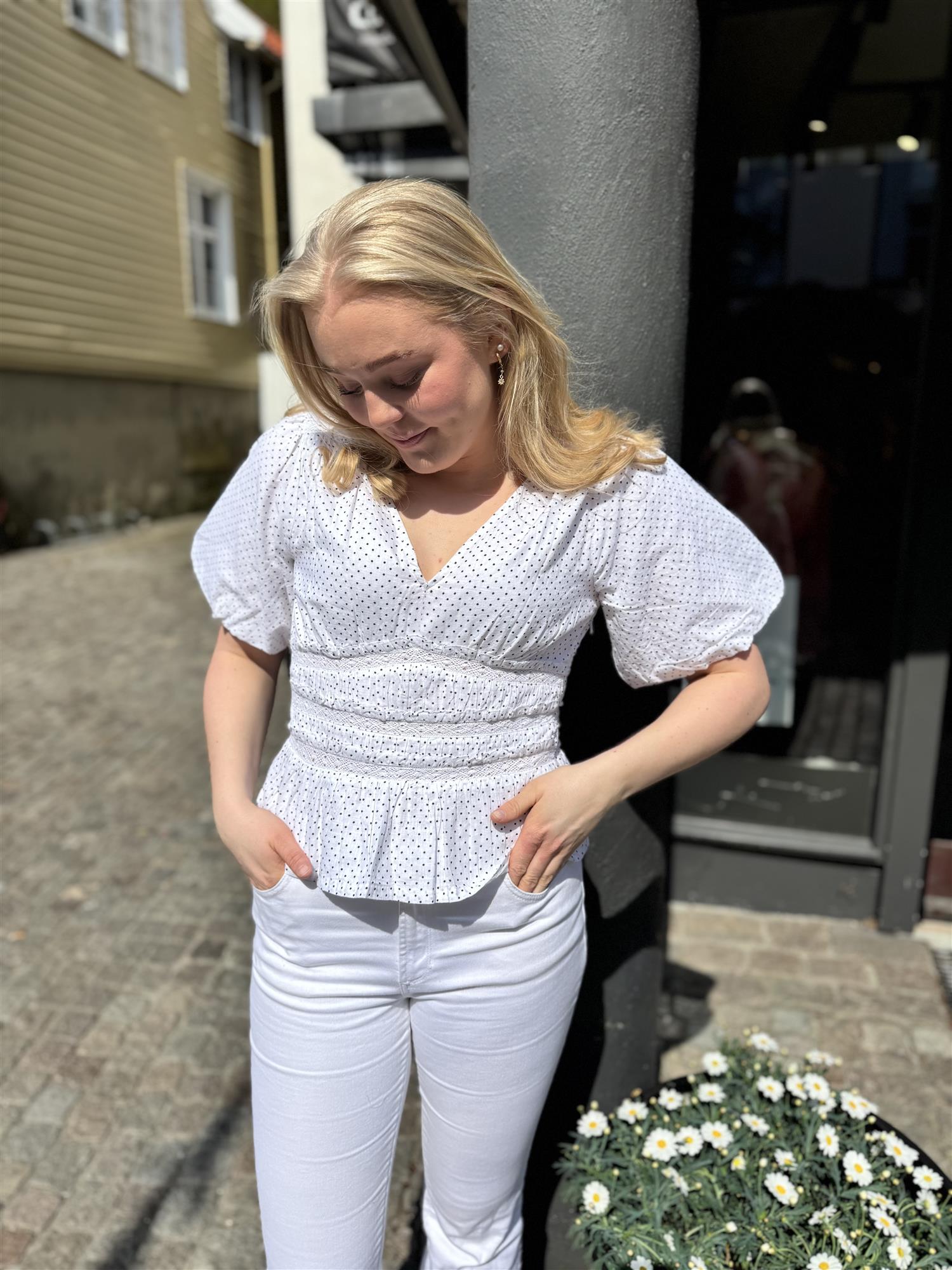 Sapura Mini Dot Blouse detaljbilde, bluse fra Neo Noir hos Image Mandal