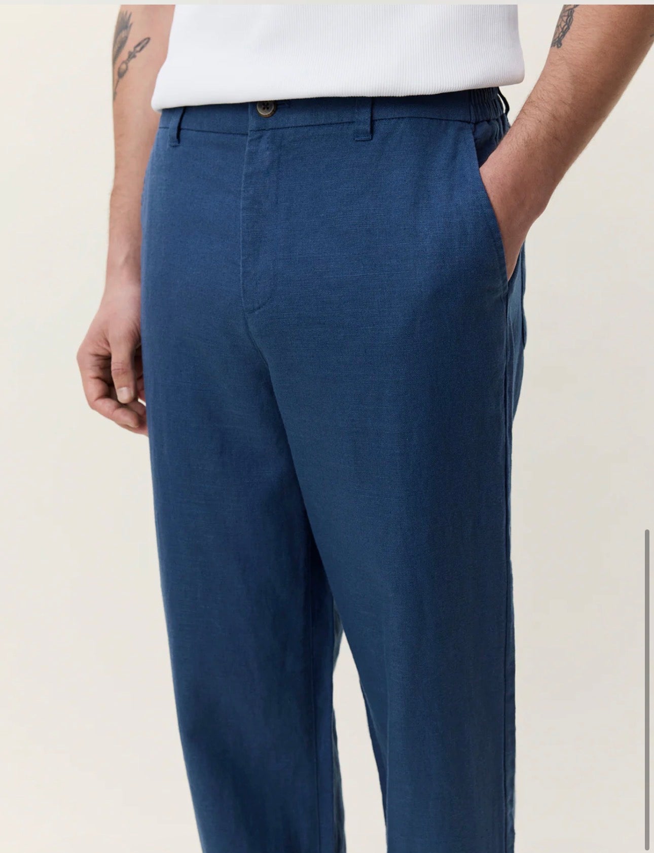 Linen Comfort Suit Pants i mørkeblå bakfra, bukse fra Les Deux hos Image Mandal