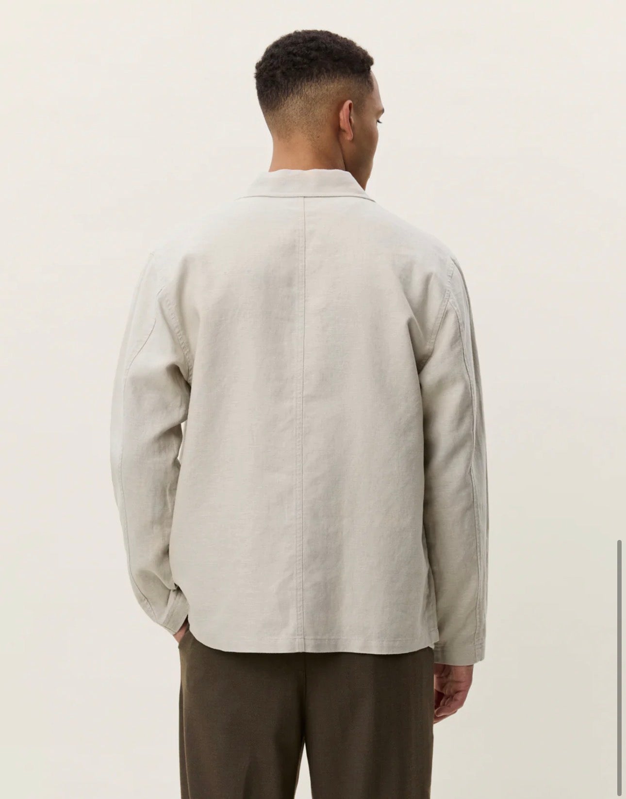 Linen Overshirt i light sand nærbilde av detaljer, overdel fra Les Deux hos Image Mandal