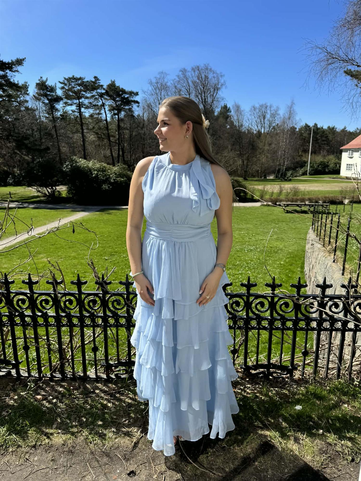 Marli Solid Chiffon Dress i blå detaljbilde, kjole fra Neo Noir hos Image Mandal