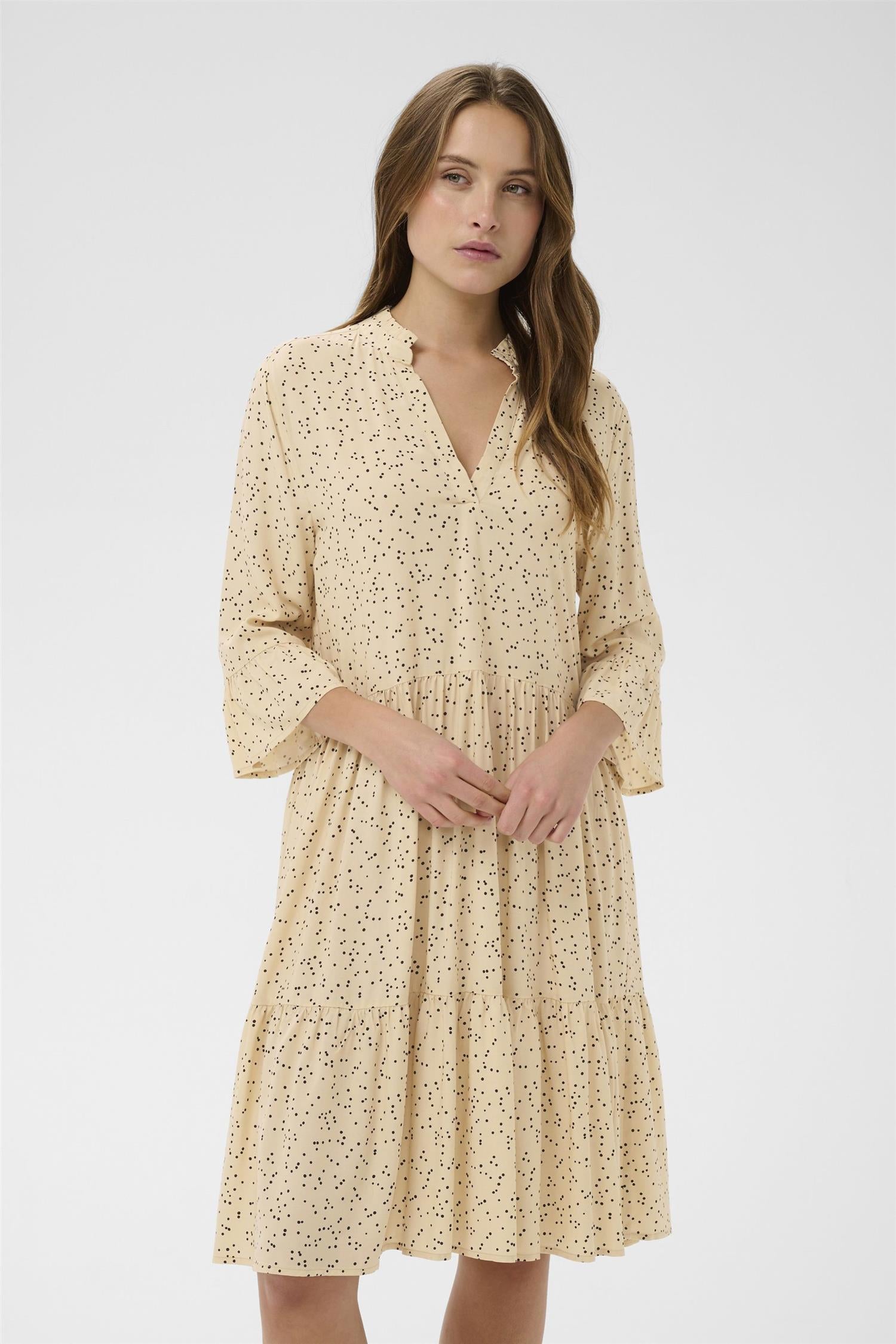Edasz Dress i creme sort mini dots nærbilde av detaljer, kjole fra Saint Tropez hos Image Mandal