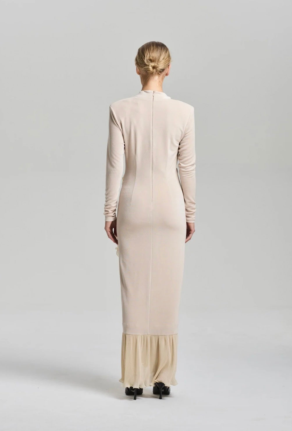 Dionrv dress i ivory, kjole fra Ravn Ravn, detaljbilde – Image Mandal