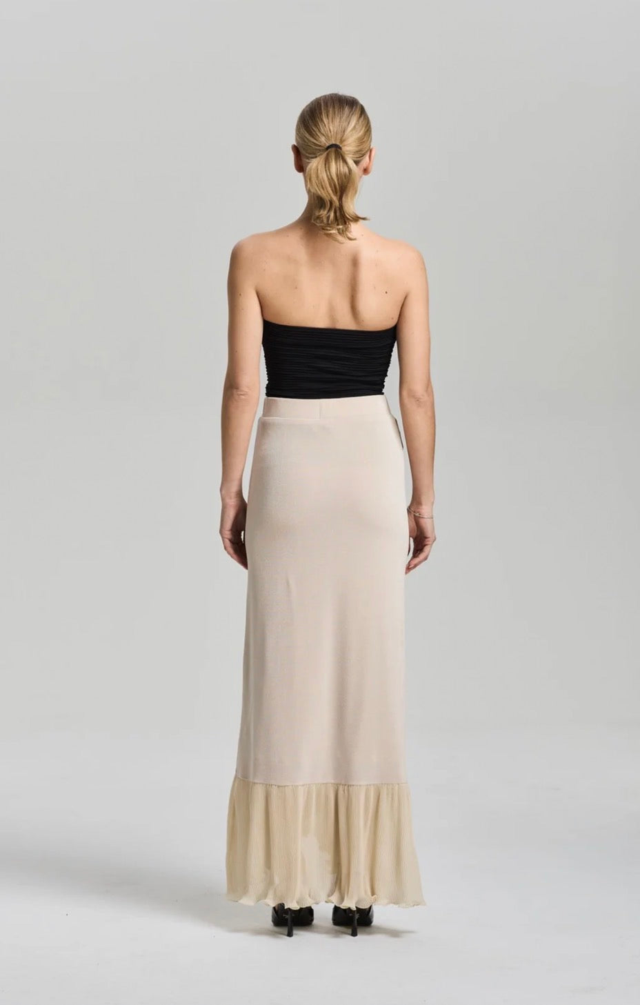 Dionrv skirt i ivory, skjørt fra Ravn Ravn, sett fra siden – Image Mandal