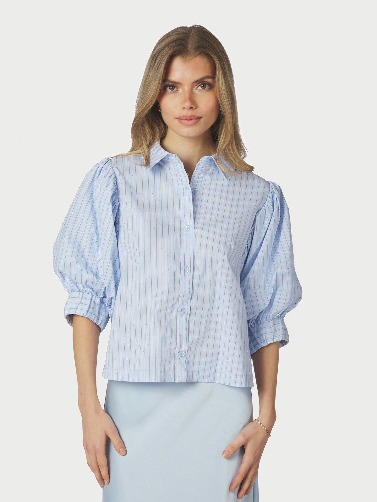 Etta Stripe Stone Shirt i lyseblå stylet antrekk, skjorte fra Neo Noir hos Image Mandal