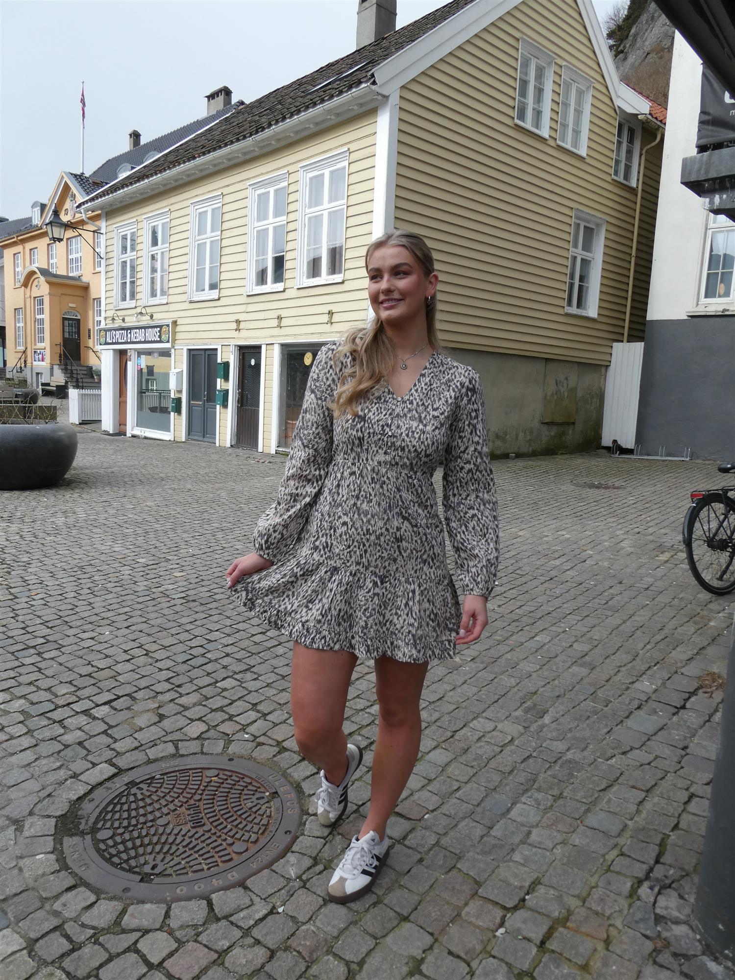 Shinya Dress i grå alternativt utsnitt, kjole fra MBYM hos Image Mandal