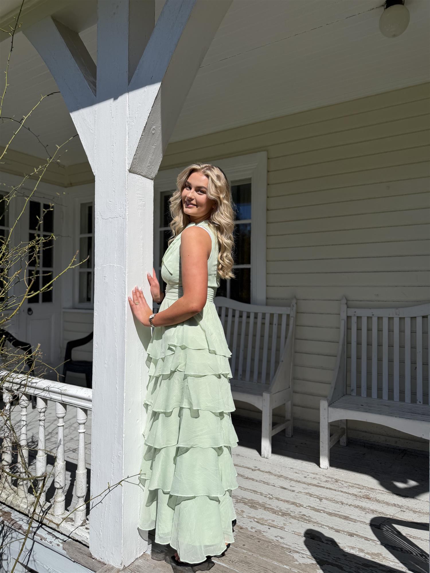 Marli Solid Chiffon Dress i lysegrønn i polyester, kjole fra Neo Noir hos Image Mandal