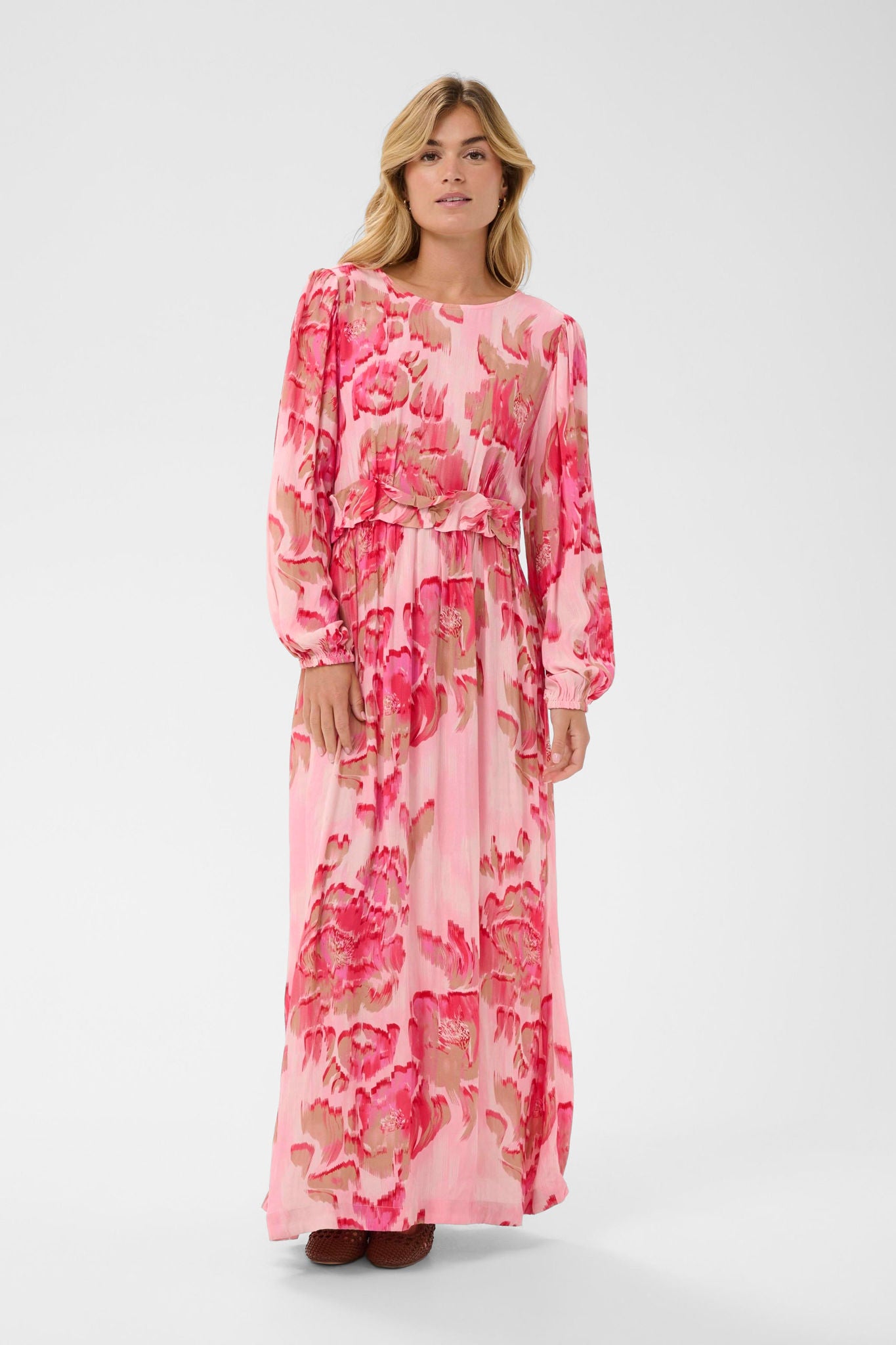 Pollyanasz Dress i poppy shaded flower sett fra siden, kjole fra Saint Tropez hos Image Mandal