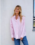 Dalma Soft Stripe Stone Shirt i '- - - - sett fra siden, bluse fra Neo Noir hos Image Mandal
