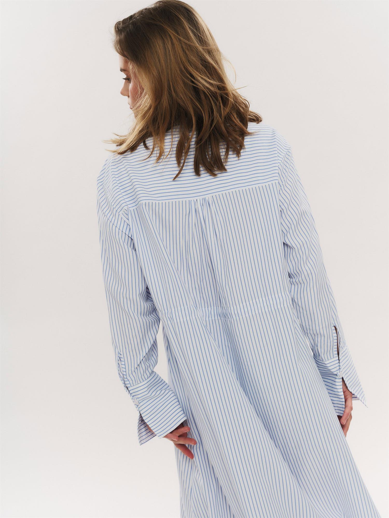 Sally Midi Dress i blå stripet sett fra siden, kjole fra Once Untold hos Image Mandal