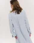Sally Midi Dress i blå stripet sett fra siden, kjole fra Once Untold hos Image Mandal