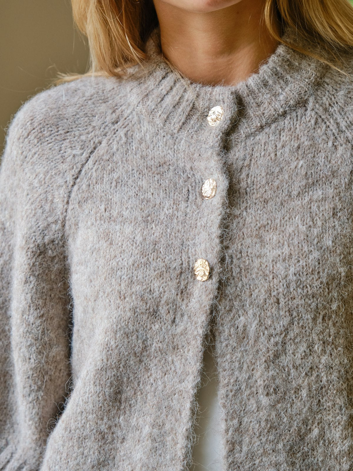 Benuta Fluffy Knit Cardigan ekstra vinkel, cardigan fra Neo Noir hos Image Mandal
