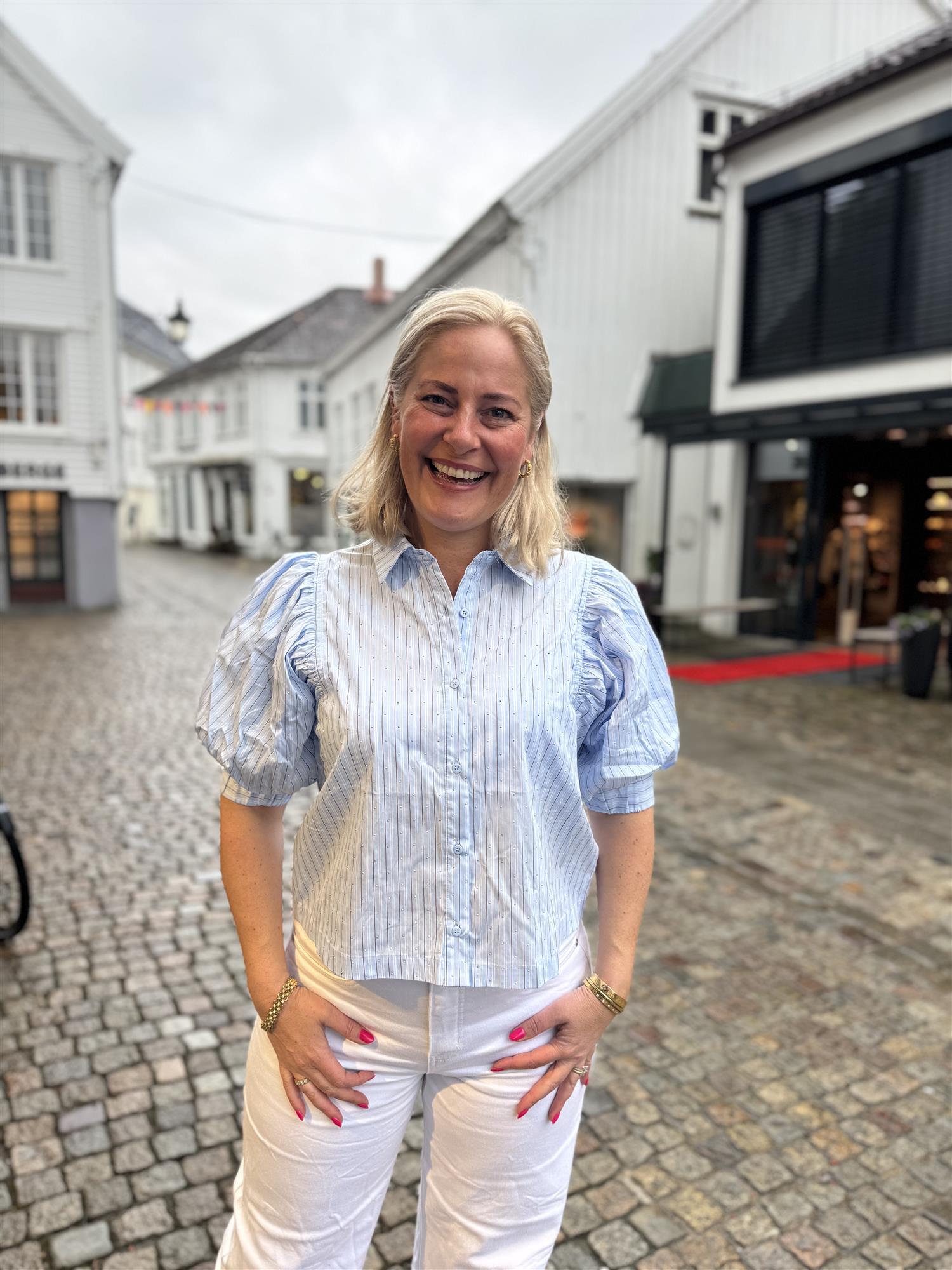 Etta Stripe Stone Shirt i lyseblå, skjorte fra Neo Noir hos Image Mandal