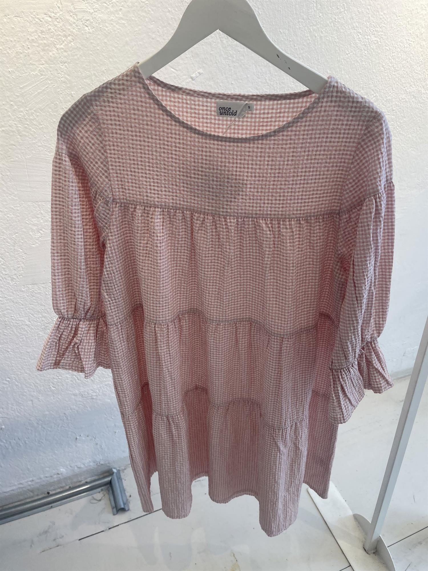 Indiana Dress i vasket rosa rutete fra Once Untold hos Image Mandal