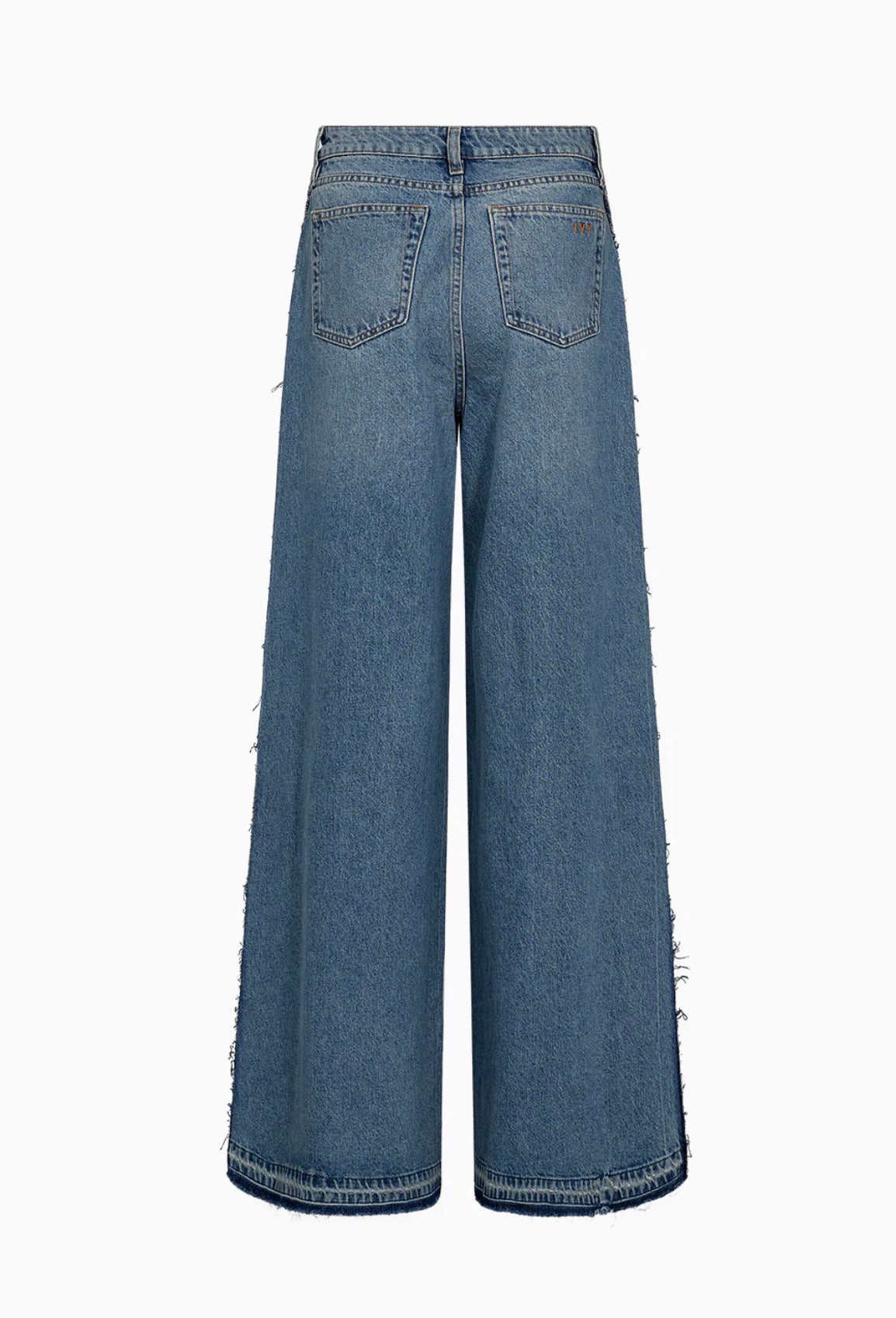 Funky Tyla Jeans Wash Watford i denim blå på modell, bukse fra Ivy Copenhagen hos Image Mandal