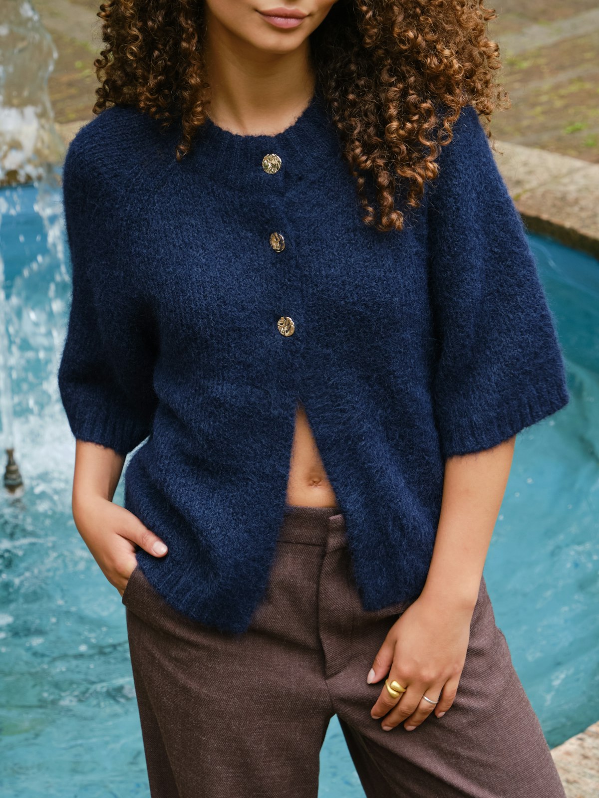 Benuta Fluffy Knit Cardigan i marineblå detaljbilde, cardigan fra Neo Noir hos Image Mandal