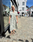 Edasz Ss Maxi Dress i vallarta blue brushed blooms, kjole fra Saint Tropez – Image Mandal