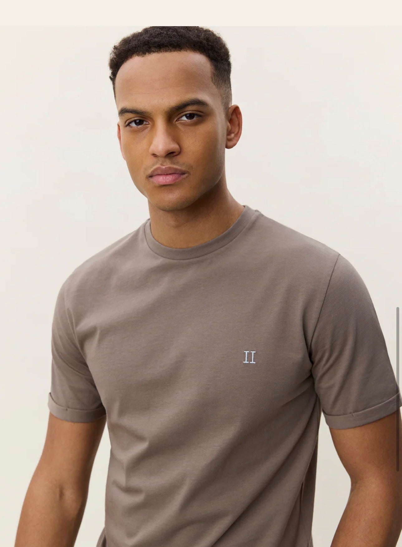 Core Contrast T-Shirt i brun bakfra, t-skjorte fra Les Deux hos Image Mandal