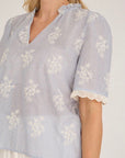 Conni Blouse i blue/white i bomull, bluse fra A-view hos Image Mandal