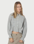 Petrine Stripe Blouse i blå på modell, skjorte fra Neo Noir hos Image Mandal