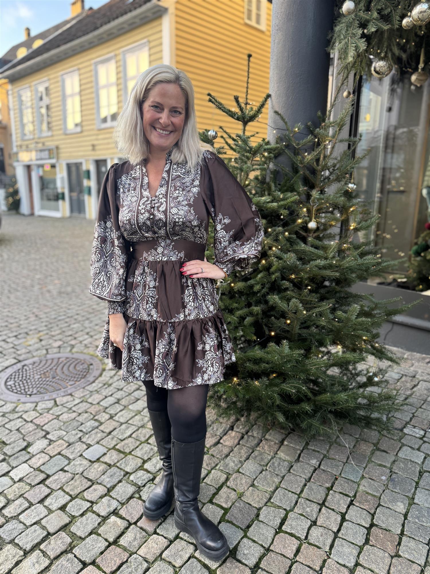 Malfida Paisley Border Dress i brun styling-inspirasjon, kjole fra Neo Noir hos Image Mandal
