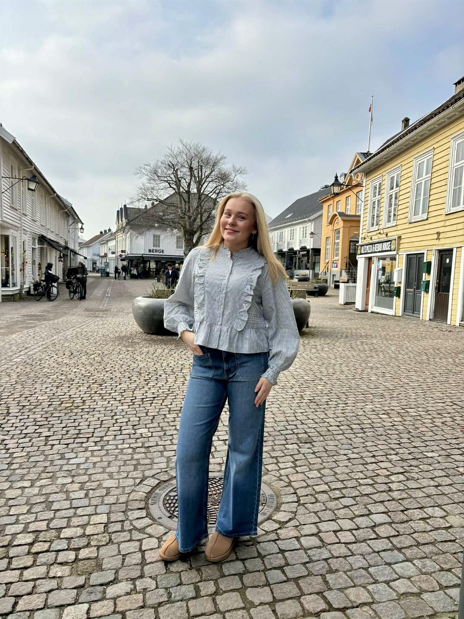 Petrine Stripe Blouse i blå detaljbilde, skjorte fra Neo Noir hos Image Mandal