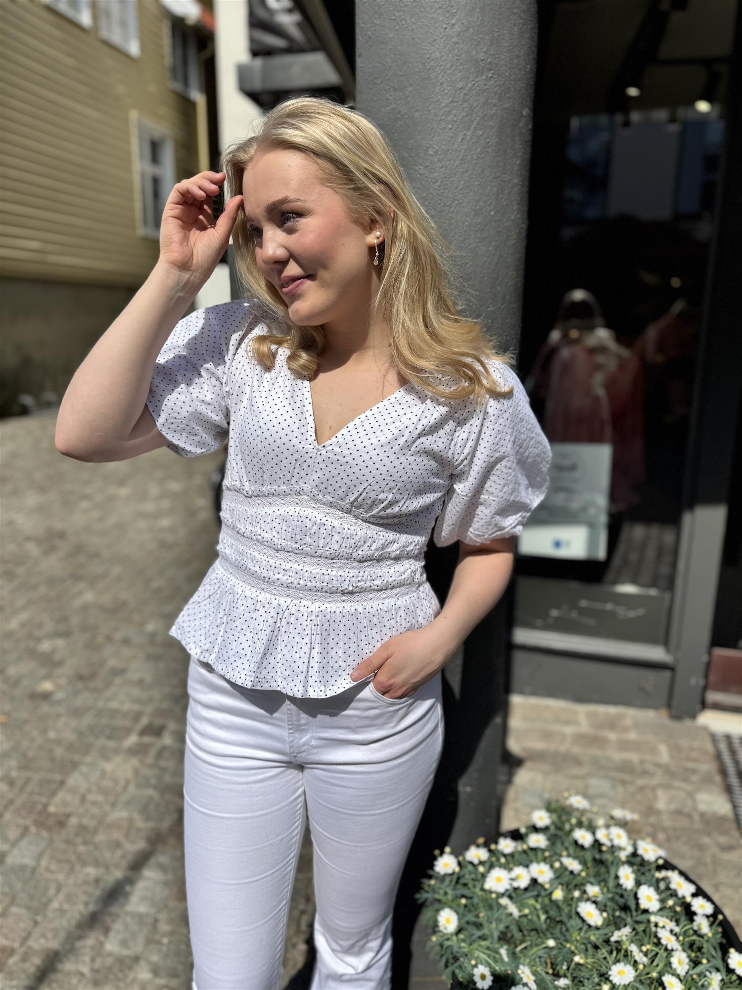 Sapura Mini Dot Blouse i hvit, bluse fra Neo Noir hos Image Mandal