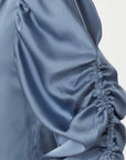 Alvira Drapy Satin Blouse i blå nærbilde av detaljer, bluse fra Neo Noir hos Image Mandal