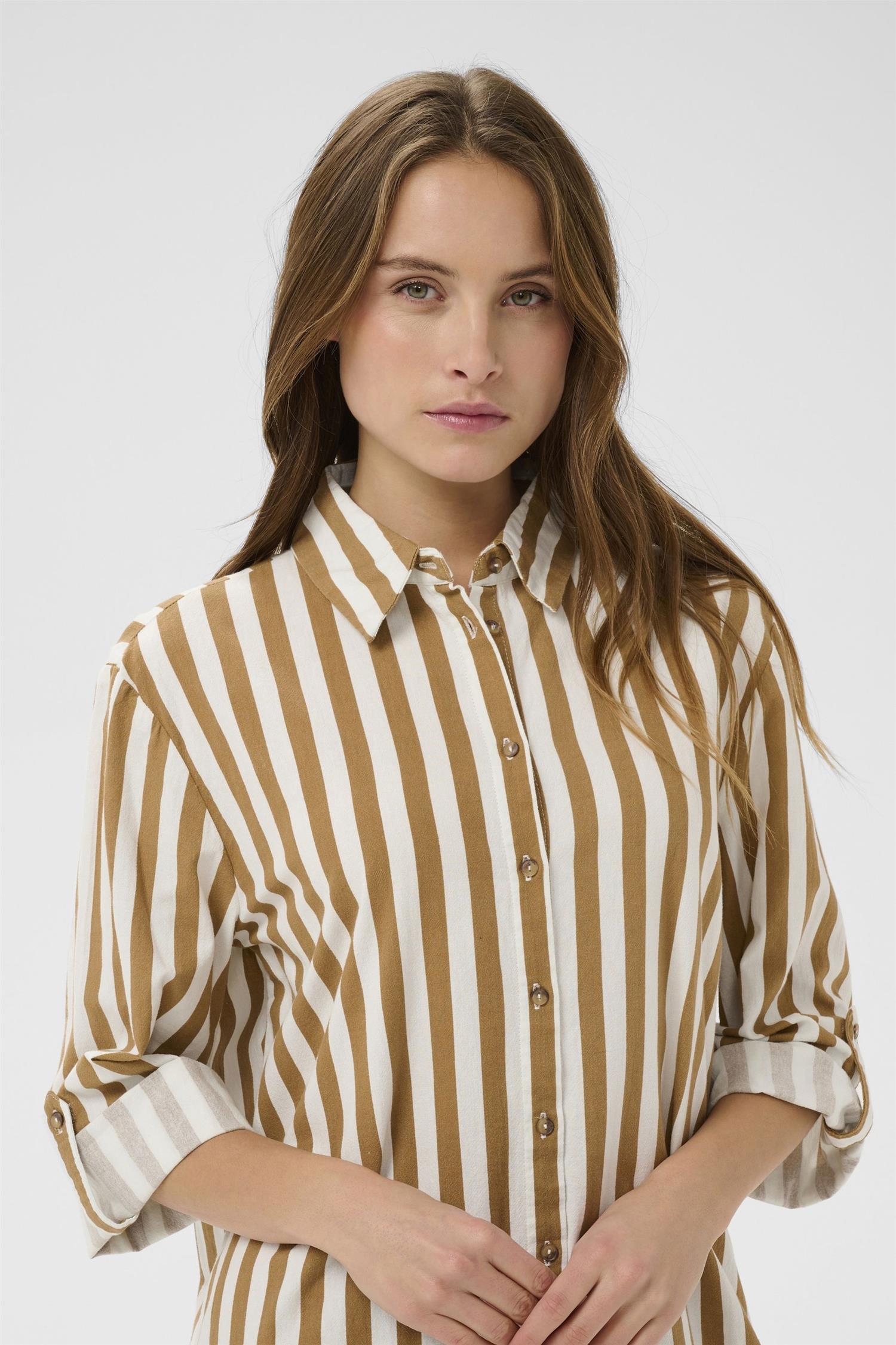 Zalindasz Shirt Dress på modell, kjole fra Saint Tropez hos Image Mandal