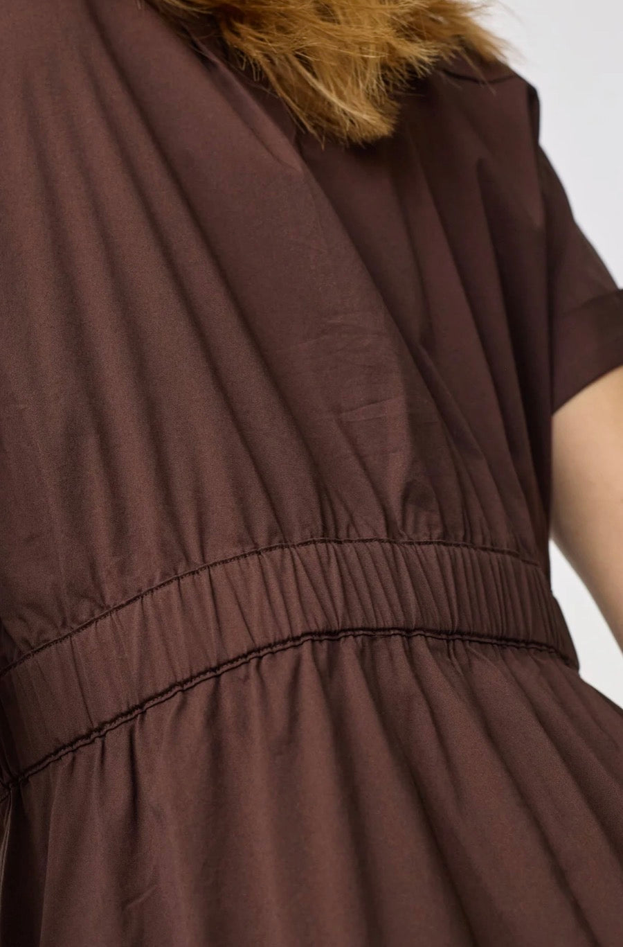 Elaracc Wrap Ss Dress i dark brun nærbilde av detaljer, kjole fra Co'couture hos Image Mandal