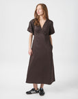 Illoana Poplin Dress i chocolate brun bakfra, kjole fra Neo Noir hos Image Mandal