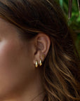 Hedvig - Classic Wide Hoop Earrings Stainless Stee - sett fra siden, tilbehør fra Timi Of Sweden hos Image Mandal