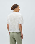 Solinda M Blouse i hvit sett fra siden, t-skjorte fra MBYM hos Image Mandal