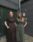 Baia Poplin Dress i chocolate brun i bomull, kjole fra Neo Noir hos Image Mandal