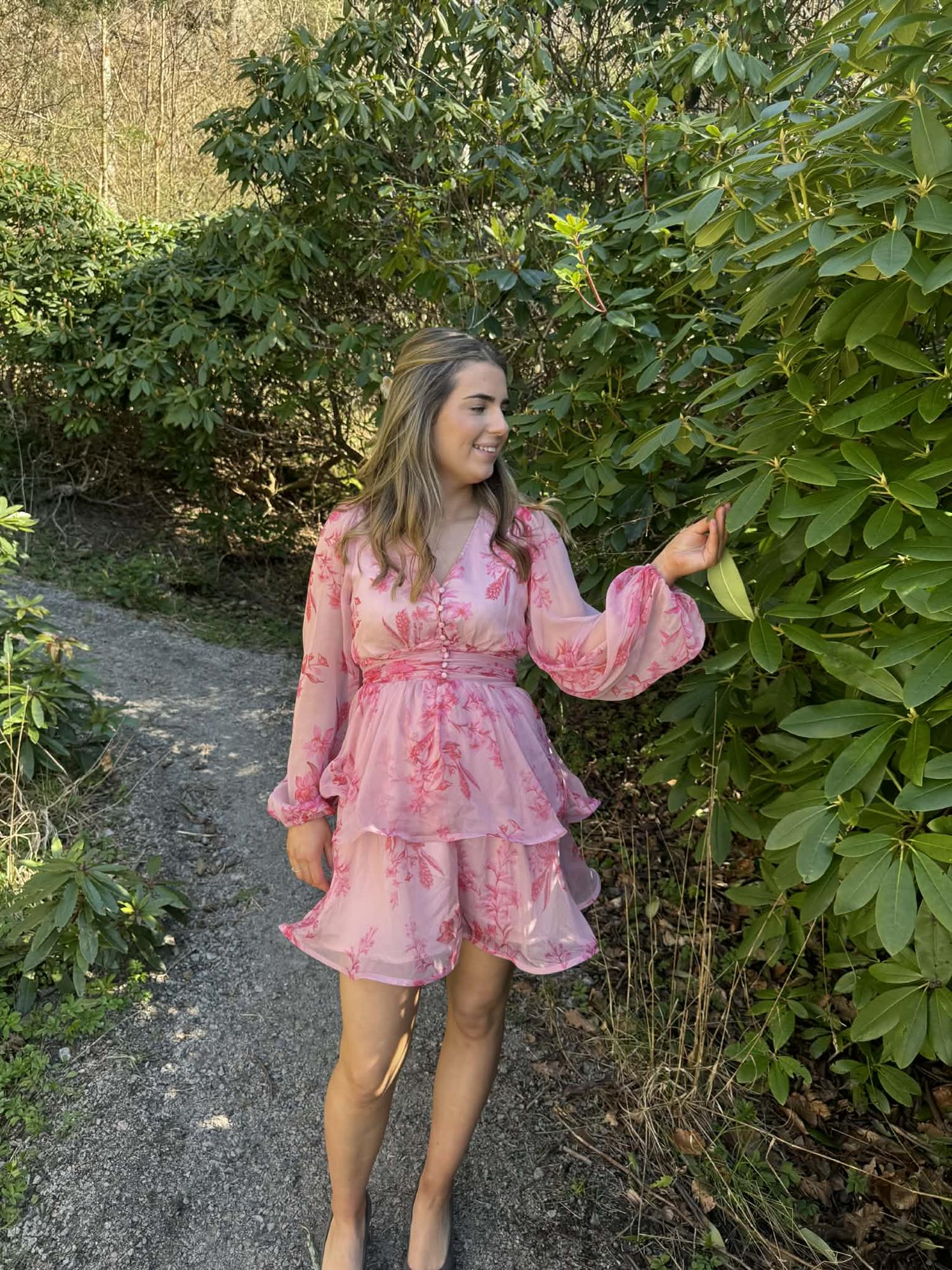 Rivana Print Chiffon Dress i rosa styling-inspirasjon, kjole fra Neo Noir hos Image Mandal