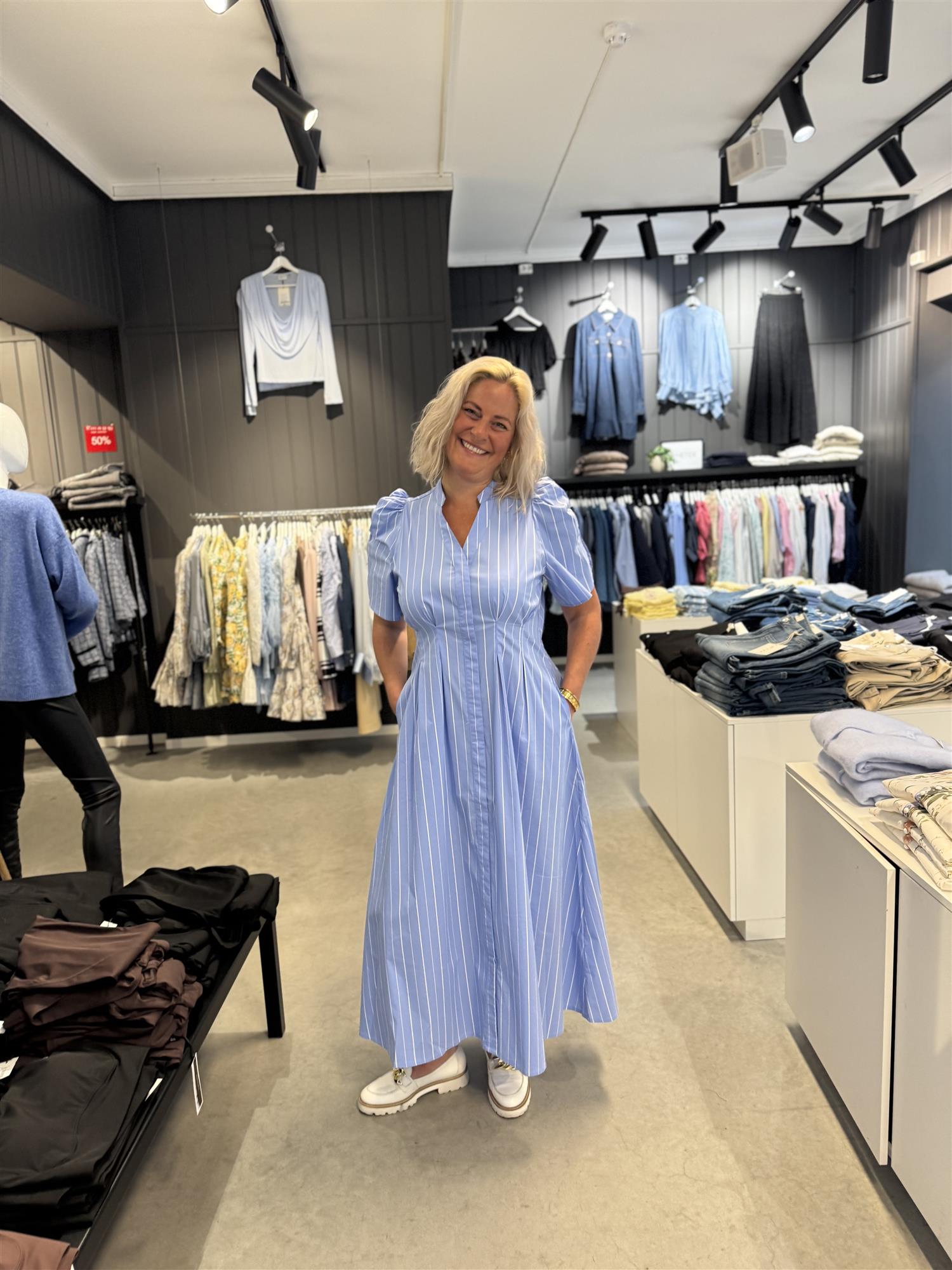 Terancc Stripe Pleat Dress på modell, kjole fra Co'couture hos Image Mandal