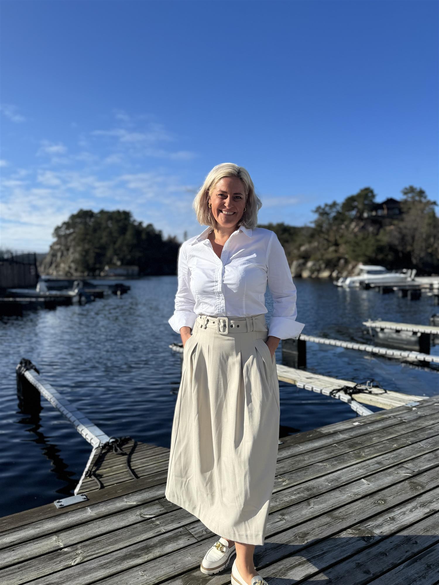 Lunacc Belt Pleat Skirt i taupe i polyester, skjørt fra Co'couture hos Image Mandal