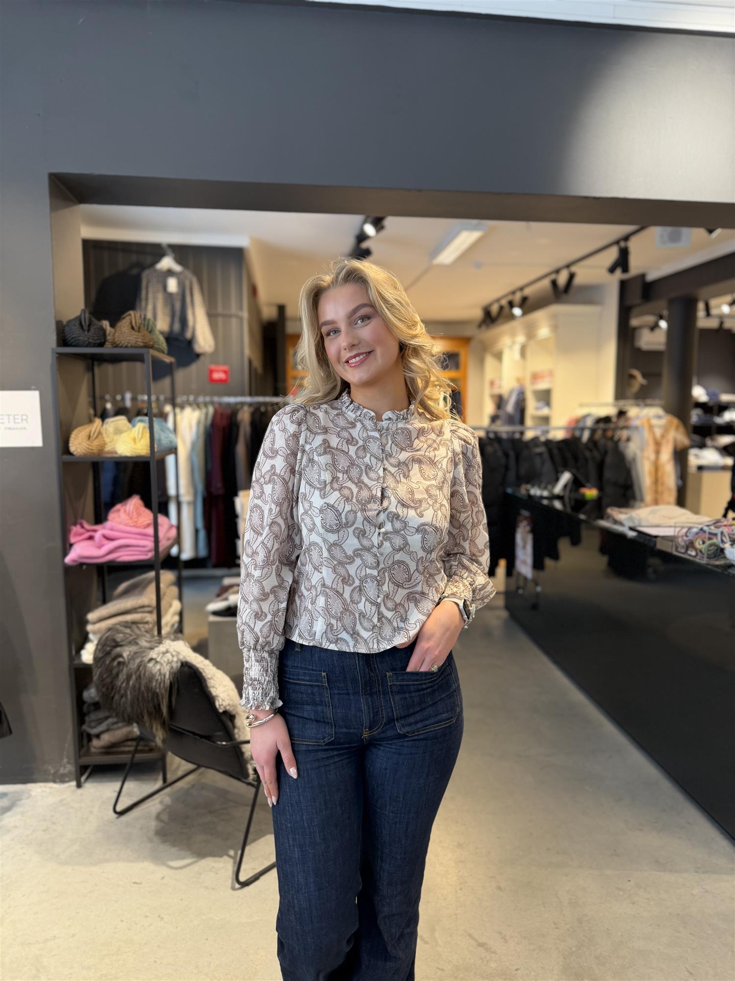 Gilda Soft Paisley Blouse ekstra vinkel, skjorte fra Neo Noir hos Image Mandal