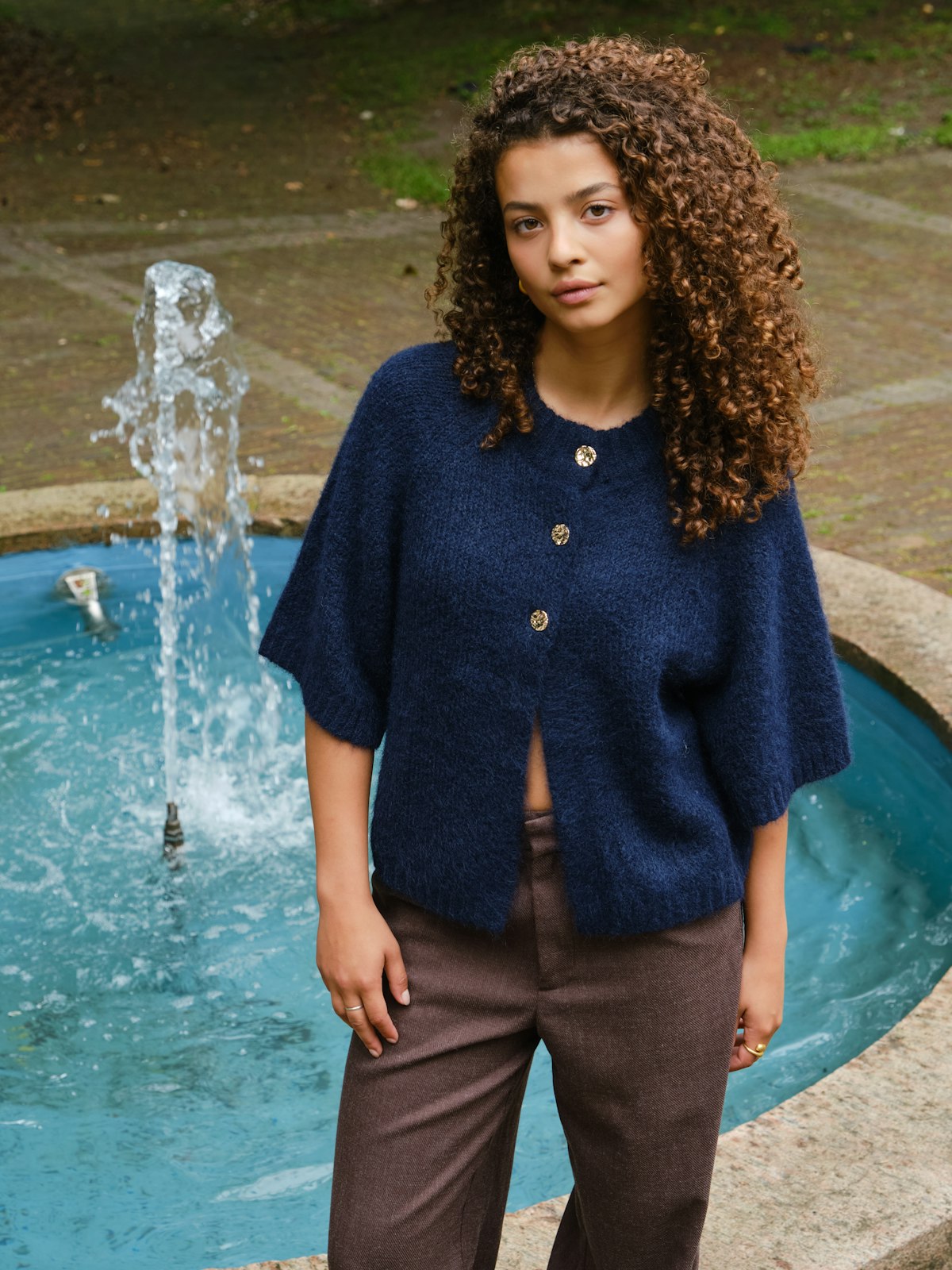 Benuta Fluffy Knit Cardigan i marineblå ekstra vinkel, cardigan fra Neo Noir hos Image Mandal