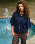 Benuta Fluffy Knit Cardigan i marineblå ekstra vinkel, cardigan fra Neo Noir hos Image Mandal