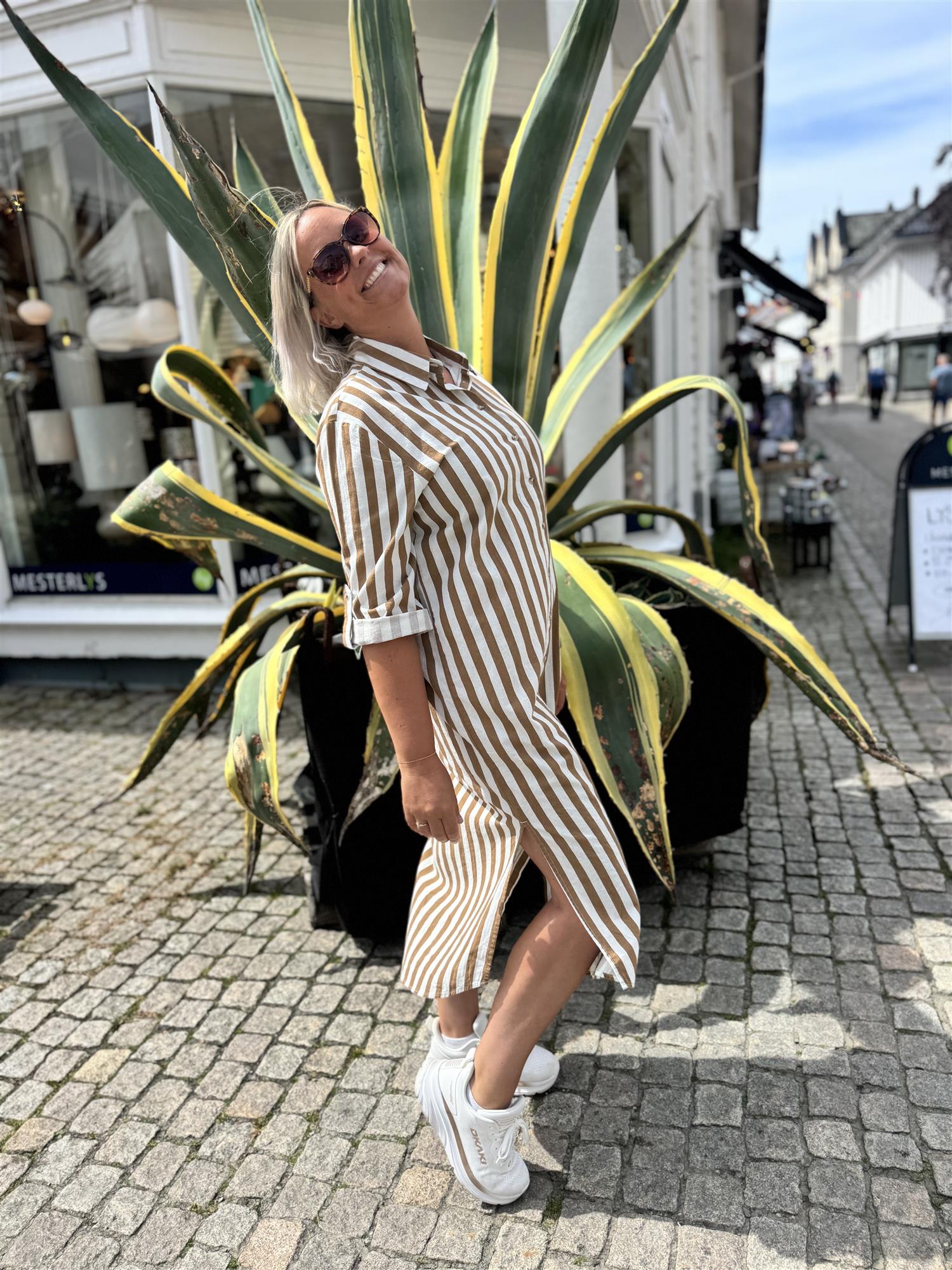 Zalindasz Shirt Dress i Tiger's Eye Ice Stripe, kjole fra Saint Tropez hos Image Mandal