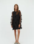 Molli Dress i sort sett fra siden, kjole fra MBYM hos Image Mandal