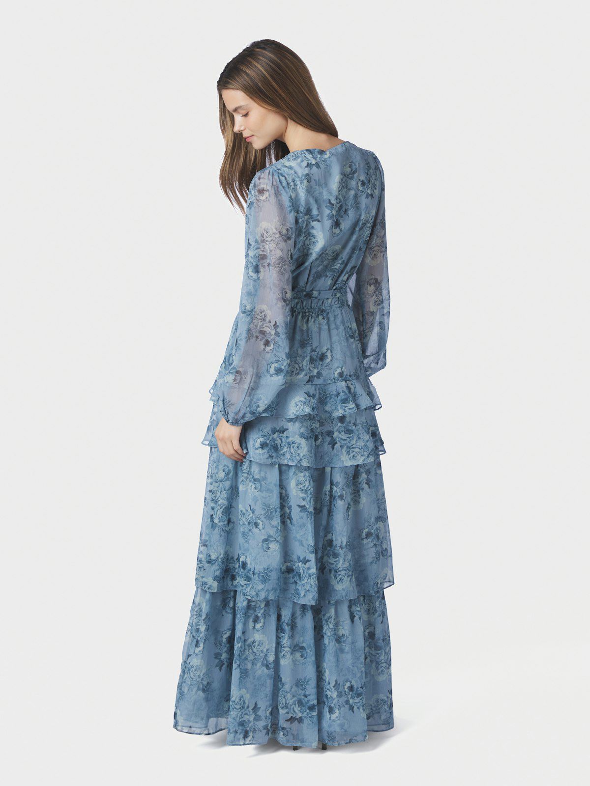 Denila Crepe Print Dress i blå på modell, kjole fra Neo Noir hos Image Mandal