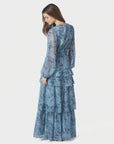 Denila Crepe Print Dress i blå på modell, kjole fra Neo Noir hos Image Mandal