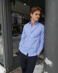 Kent Stripe Poplin Shirt i blå på modell, skjorte fra Les Deux hos Image Mandal