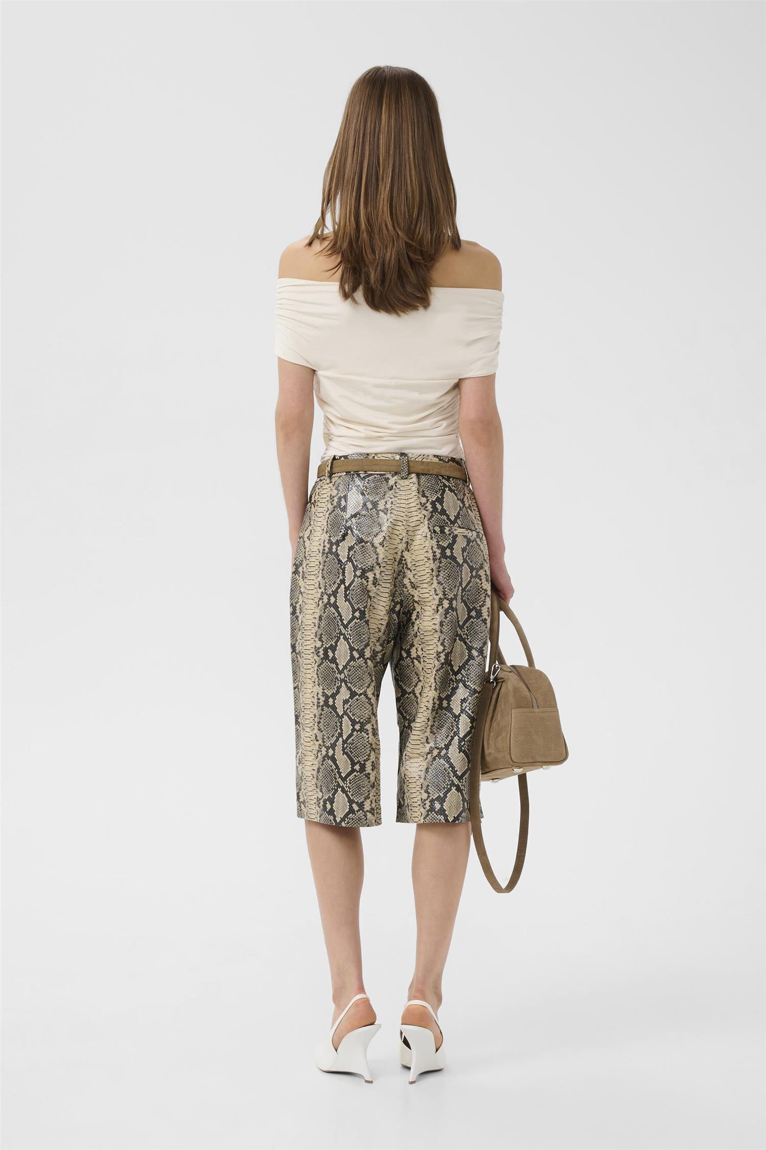 Gzlaily Off Shoulder Top i egret nærbilde av detaljer, skjorte fra Gestuz hos Image Mandal