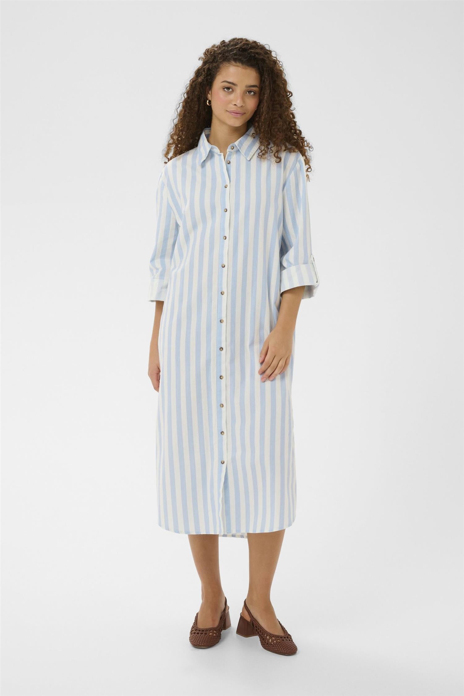 Zalindasz Shirt Dress på modell, kjole fra Saint Tropez hos Image Mandal